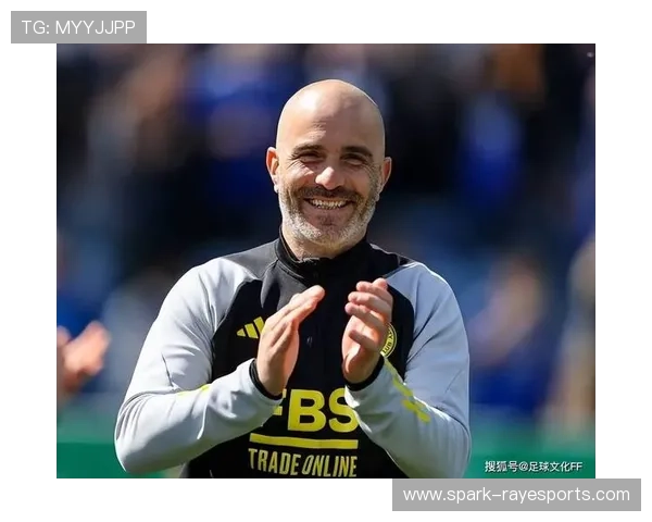 足球西装球星魅力展现 女孩子的时尚与运动激情完美融合